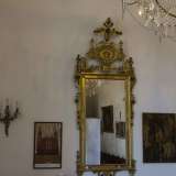 Ampio e rettangolare, � impreziosito da lampadari luccicanti, specchi dorati, dipinti, un organo d�epoca e...